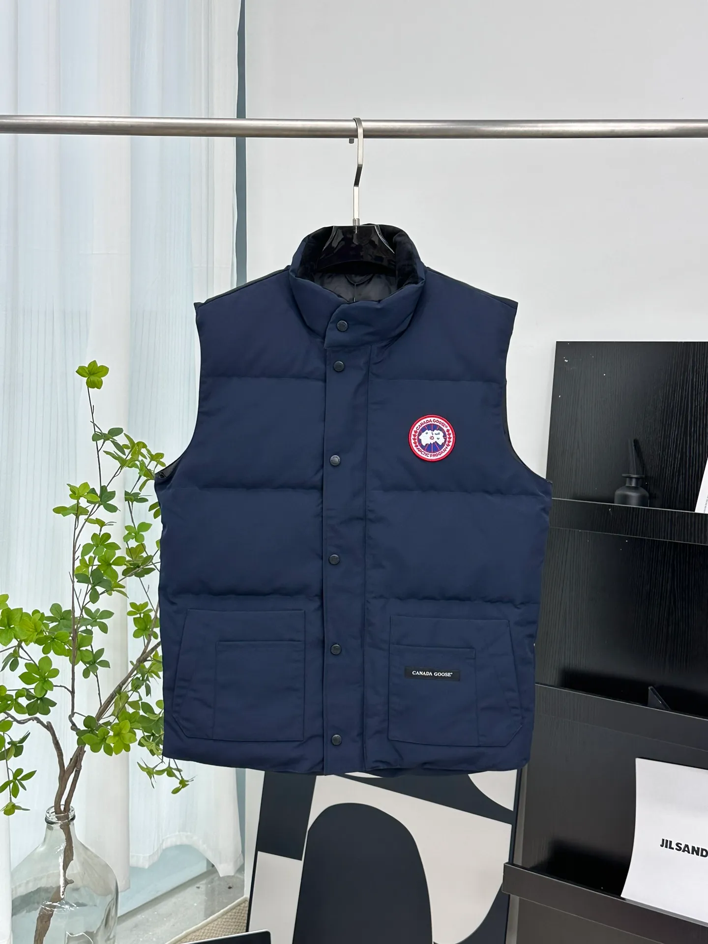 P380 [𝗖𝗮𝗻𝗮𝗱𝗲 𝗚𝗼𝗼𝘀𝗲] Canada Goose Couple Vest for Men and Women. 1⃣️Imported Behringer embroidery machine customized 10,000-needle embroidery logo 2⃣️Imported 18-count polyester-cotton blended original fabric 3⃣️Authentic official website synchronized with the new national standard 80% white duck down 4⃣️100% nylon nylon lining with double double-layer sealing design 5⃣️Yoshida YKK customers provide original factory customized electroplating sliders 6⃣️All auxiliary materials and hardware are disassembled and customized! 1:1 restore the official website Color: off-white, leather pink, bright red, sapphire blue, navy blue, black 𝗦𝗜𝗭𝗘:𝗫𝗦-𝗫𝗫𝗟